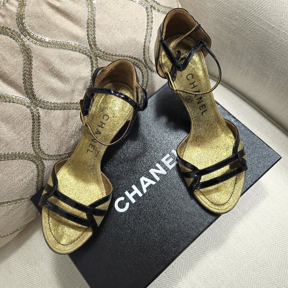 CHANEL Black and Gold Leather Pumps